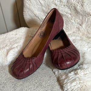 Taos burgundy leather slide, Calypso style. Size 9. Excellent used condition.
